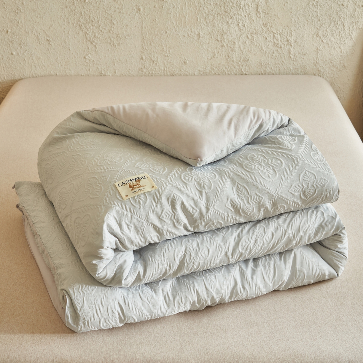 91家纺网 家纺一手货源 找家纺 子由家居 2025新款水洗浮雕澳洲进口羊毛被被子被芯 四叶草-浅灰