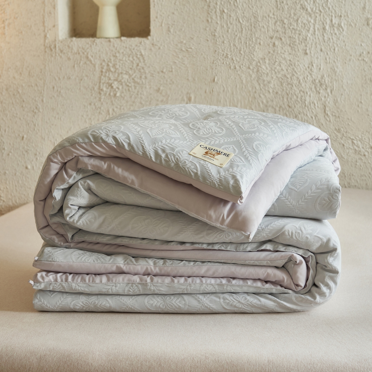 91家纺网 家纺一手货源 找家纺 子由家居 2025新款水洗浮雕澳洲进口羊毛被被子被芯 四叶草-浅灰