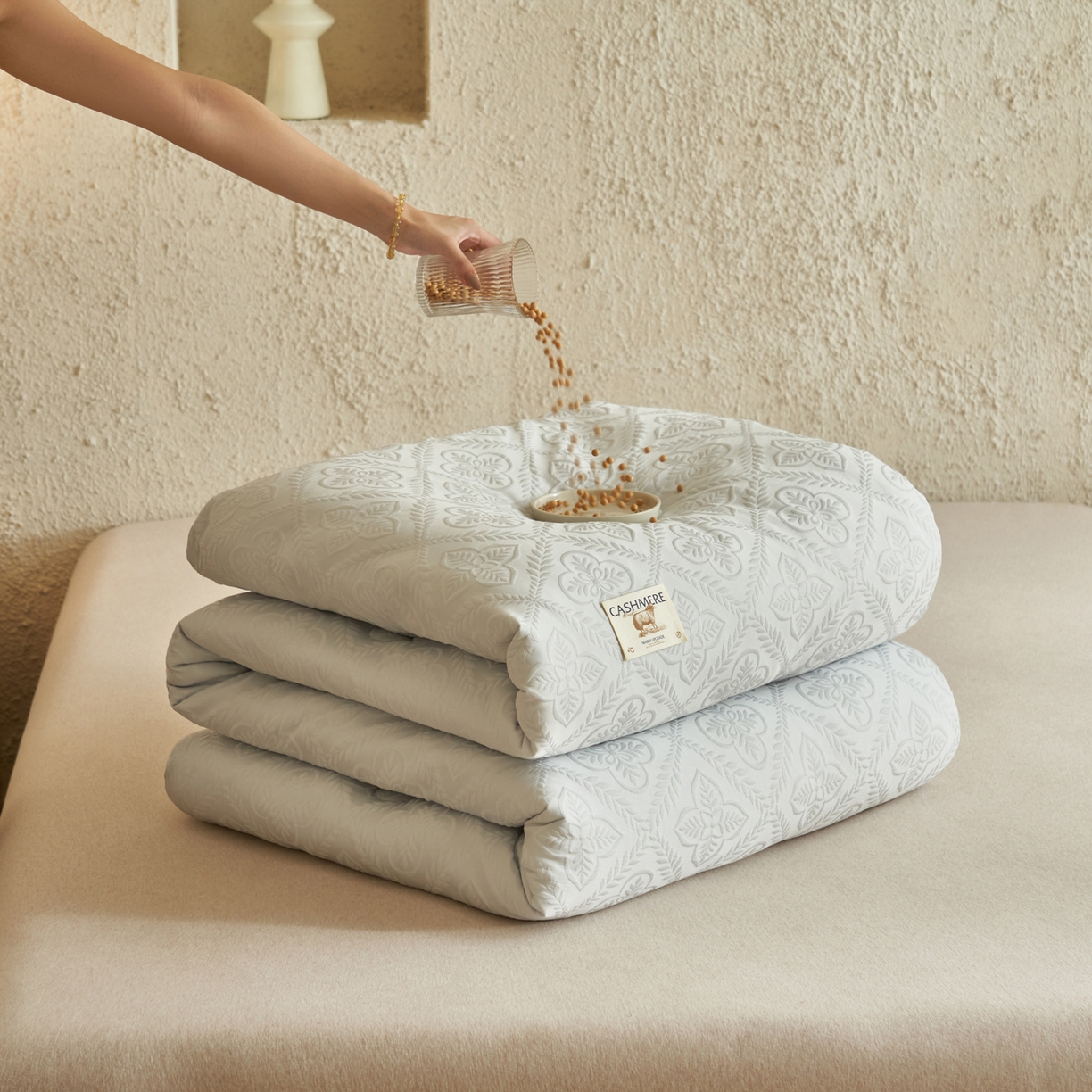 91家纺网 家纺一手货源 找家纺 子由家居 2025新款水洗浮雕澳洲进口羊毛被被子被芯 四叶草-浅灰