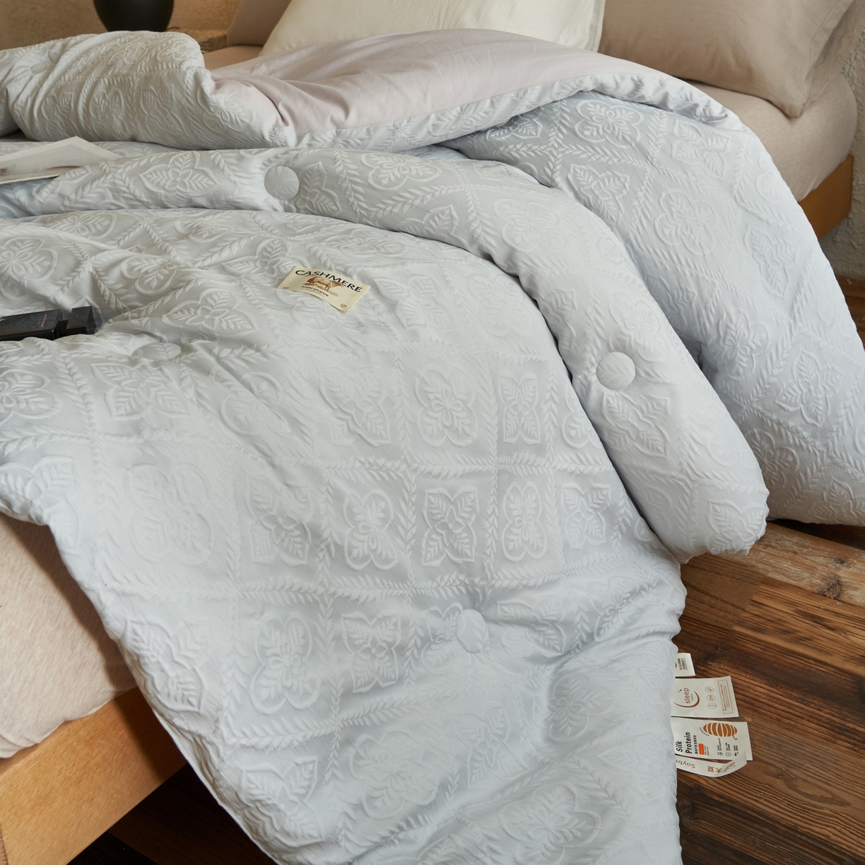 91家纺网 家纺一手货源 找家纺 子由家居 2025新款水洗浮雕澳洲进口羊毛被被子被芯 四叶草-浅灰