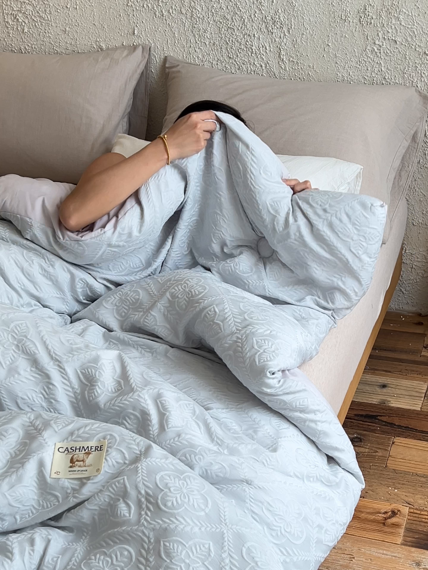 91家纺网 家纺一手货源 找家纺 子由家居 2025新款水洗浮雕澳洲进口羊毛被被子被芯 四叶草-浅灰