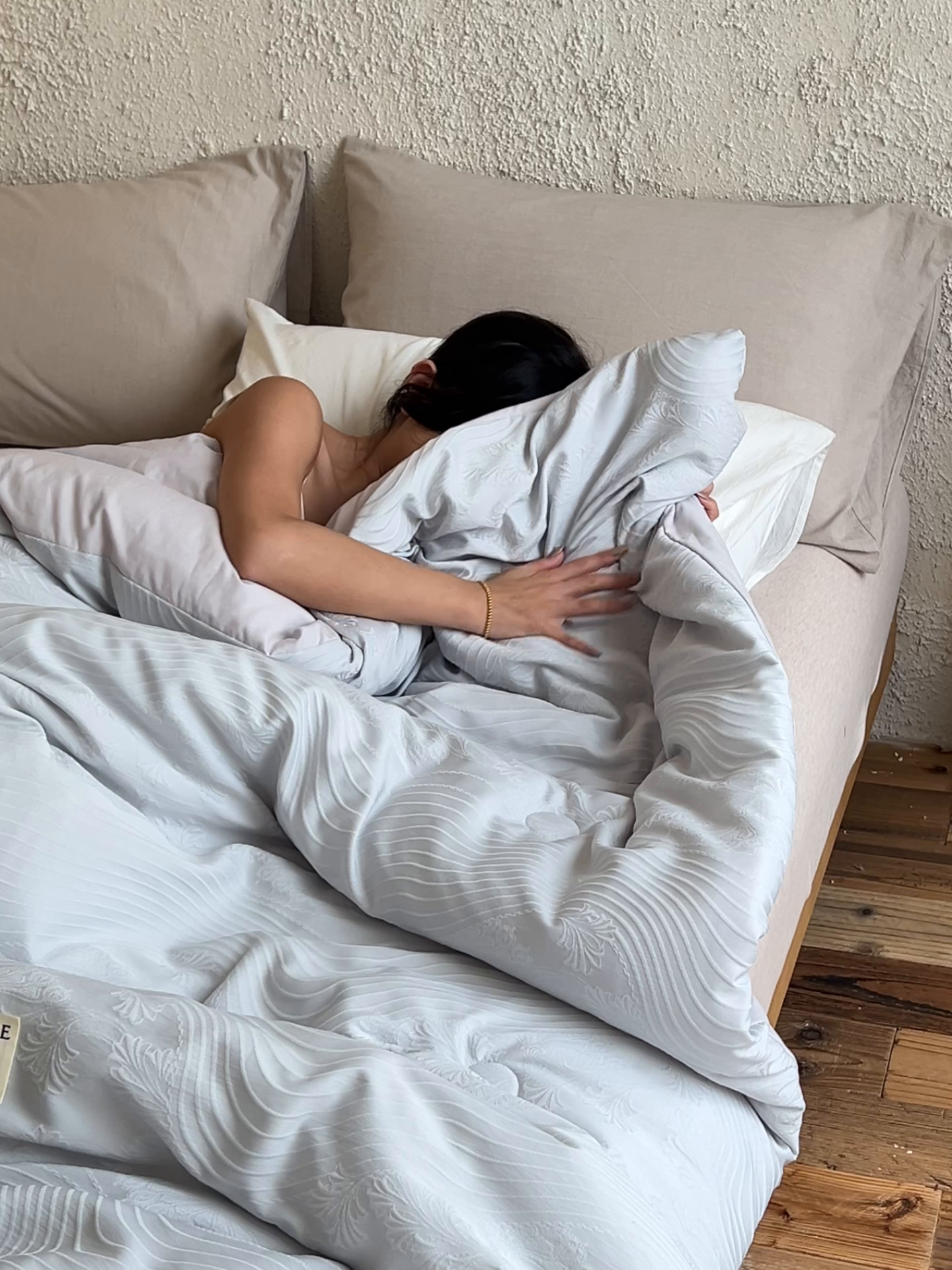 91家纺网 家纺一手货源 找家纺 子由家居 2025新款水洗浮雕澳洲进口羊毛被被子被芯 曲线-浅灰