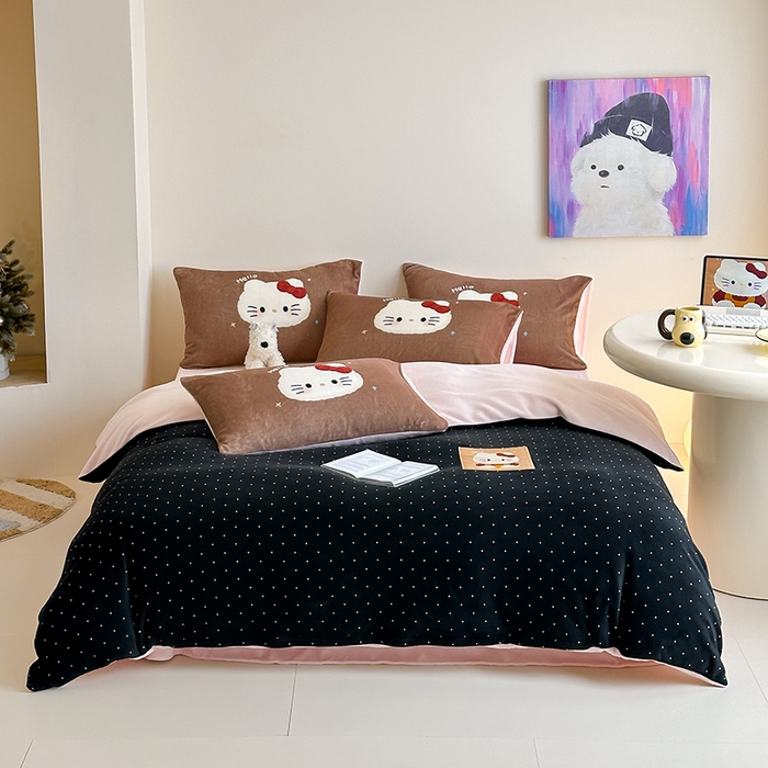 91家纺网 家纺一手货源 找家纺 （总）桃子家居 2025新款A类ins数码印花卡通织标混搭大版加厚牛奶绒系列四件套