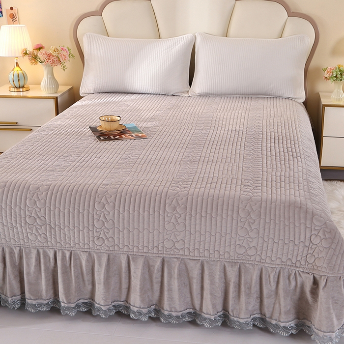 91家纺网 家纺一手货源 找家纺 栩裕纺织 2026新款宝宝绒夹棉单床盖-大蕾丝花边款 灰色