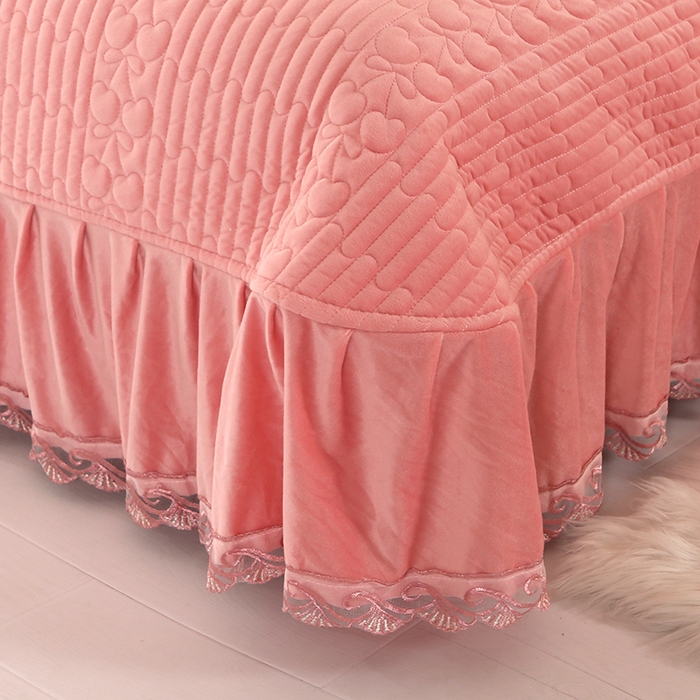 91家纺网 家纺一手货源 找家纺 栩裕纺织 2025新款宝宝绒夹棉单床盖-大蕾丝花边款 皮红