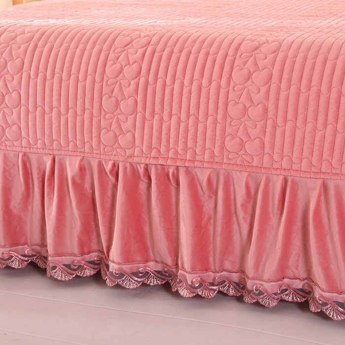 91家纺网 家纺一手货源 找家纺 栩裕纺织 2025新款宝宝绒夹棉单床盖-大蕾丝花边款 皮红