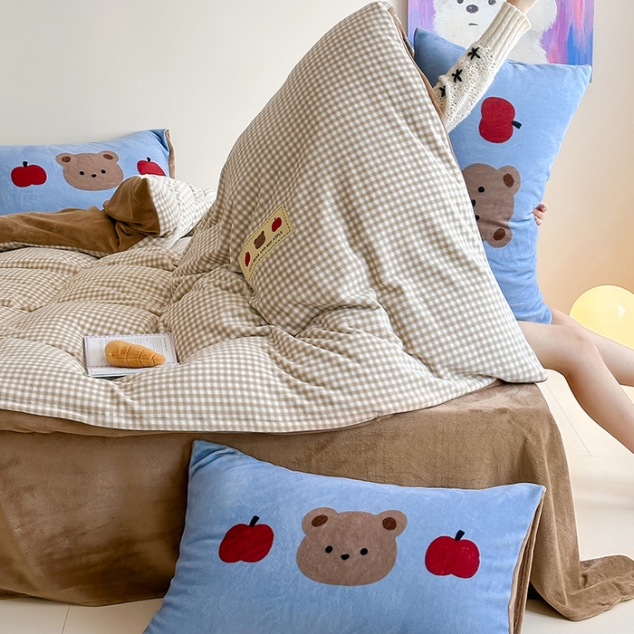 91家纺网 家纺一手货源 找家纺 桃子家居 2025新款A类ins数码印花卡通织标混搭大版加厚牛奶绒系列四件套 绒-织标咖格苹果熊