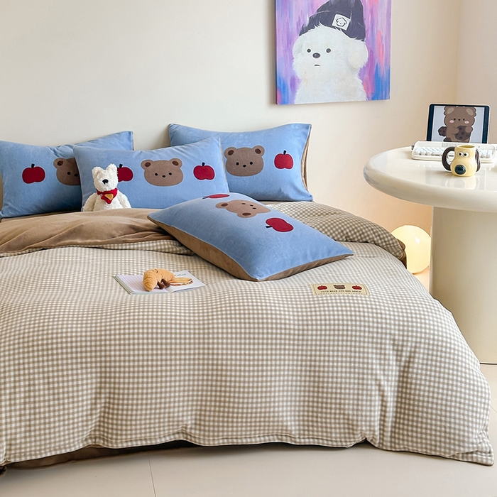 91家纺网 家纺一手货源 找家纺 桃子家居 2025新款A类ins数码印花卡通织标混搭大版加厚牛奶绒系列四件套 绒-织标咖格苹果熊