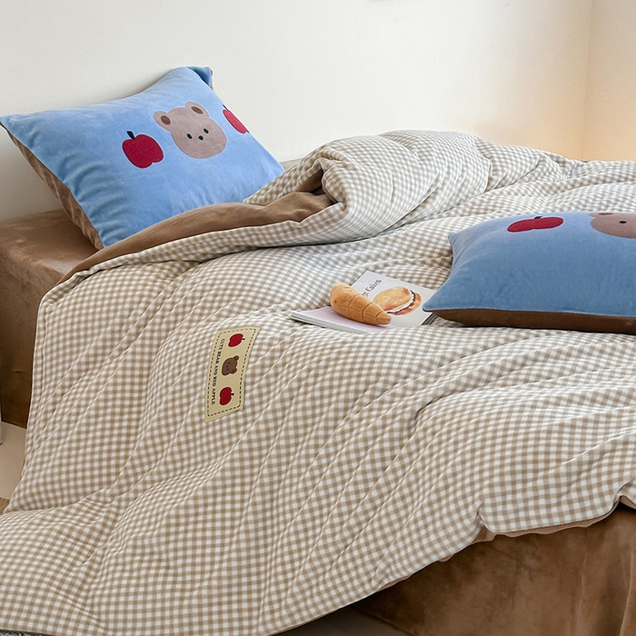 91家纺网 家纺一手货源 找家纺 桃子家居 2025新款A类ins数码印花卡通织标混搭大版加厚牛奶绒系列四件套 绒-织标咖格苹果熊