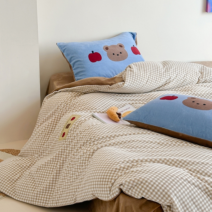 91家纺网 家纺一手货源 找家纺 桃子家居 2025新款A类ins数码印花卡通织标混搭大版加厚牛奶绒系列四件套 绒-织标咖格苹果熊
