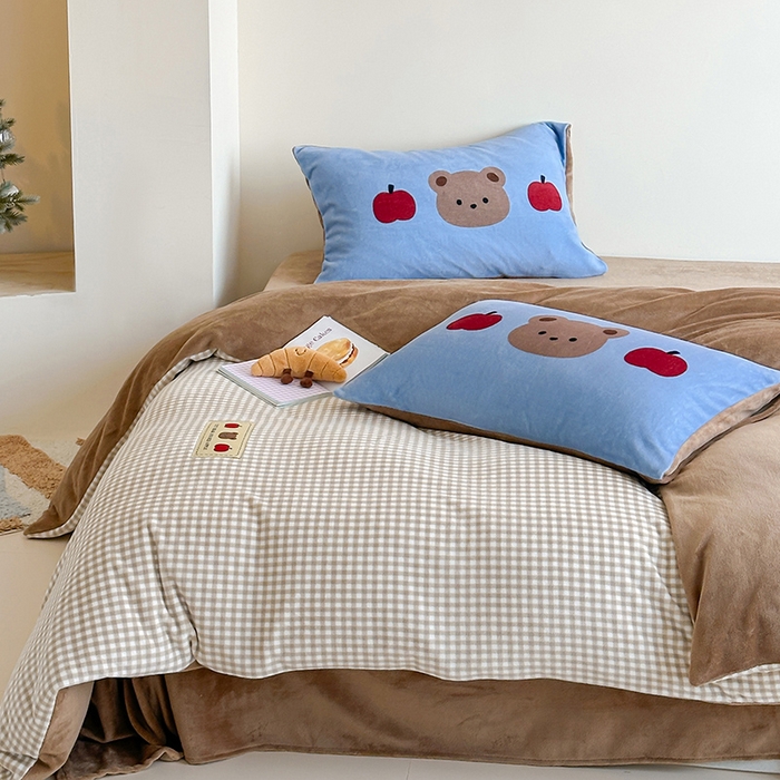 91家纺网 家纺一手货源 找家纺 桃子家居 2025新款A类ins数码印花卡通织标混搭大版加厚牛奶绒系列四件套 绒-织标咖格苹果熊