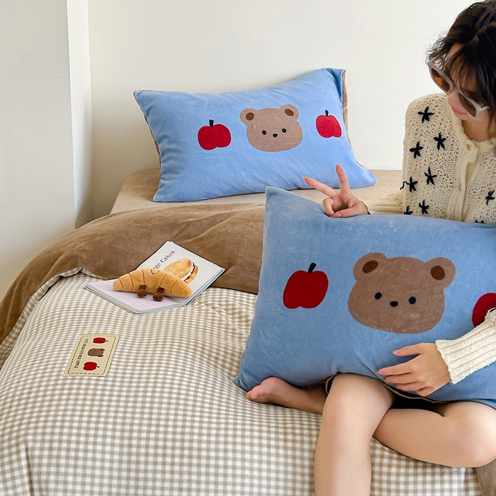 91家纺网 家纺一手货源 找家纺 桃子家居 2025新款A类ins数码印花卡通织标混搭大版加厚牛奶绒系列四件套 绒-织标咖格苹果熊