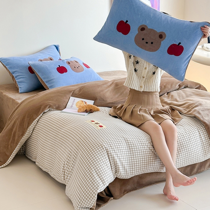 91家纺网 家纺一手货源 找家纺 桃子家居 2025新款A类ins数码印花卡通织标混搭大版加厚牛奶绒系列四件套 绒-织标咖格苹果熊