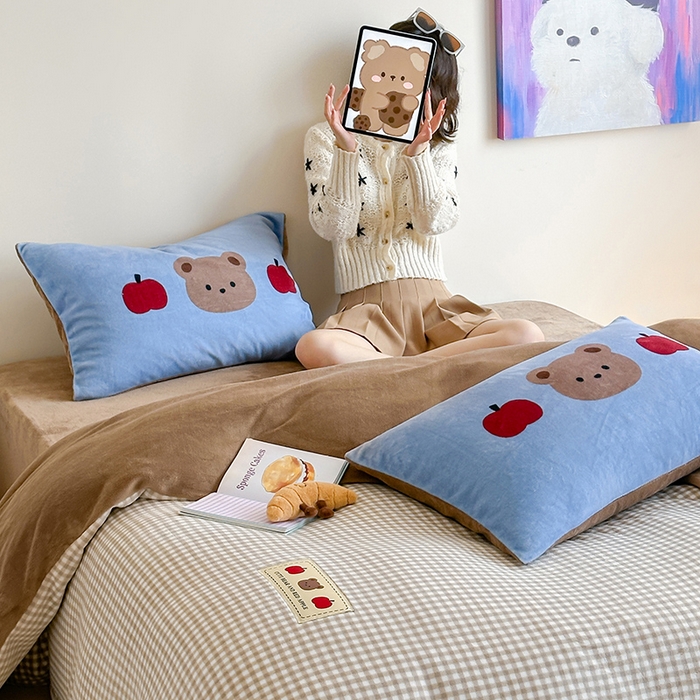 91家纺网 家纺一手货源 找家纺 桃子家居 2025新款A类ins数码印花卡通织标混搭大版加厚牛奶绒系列四件套 绒-织标咖格苹果熊