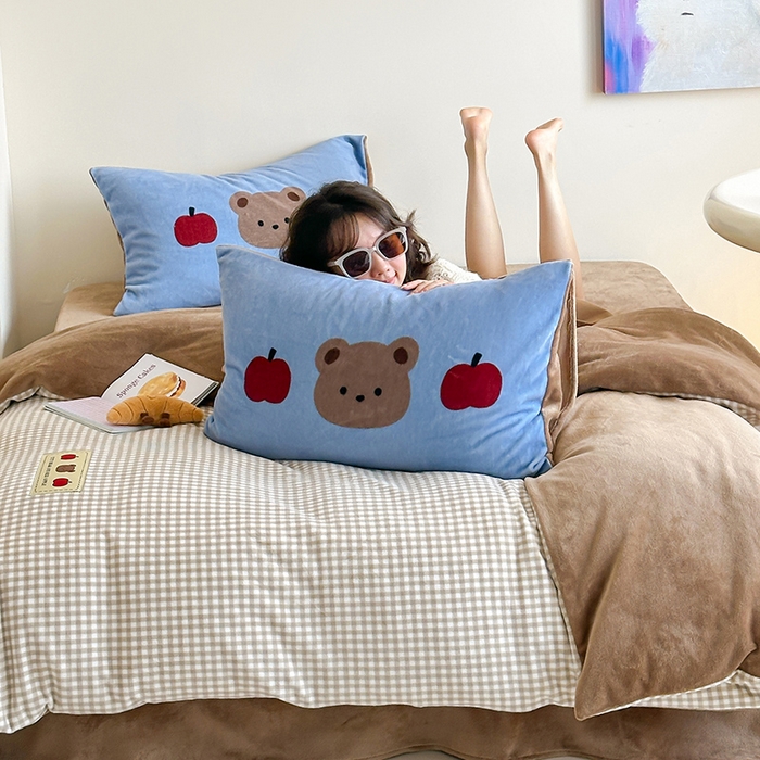 91家纺网 家纺一手货源 找家纺 桃子家居 2025新款A类ins数码印花卡通织标混搭大版加厚牛奶绒系列四件套 绒-织标咖格苹果熊