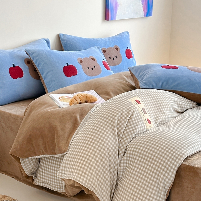 91家纺网 家纺一手货源 找家纺 桃子家居 2025新款A类ins数码印花卡通织标混搭大版加厚牛奶绒系列四件套 绒-织标咖格苹果熊