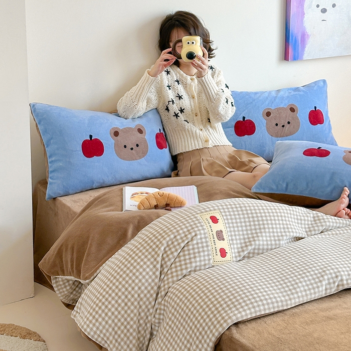 91家纺网 家纺一手货源 找家纺 桃子家居 2025新款A类ins数码印花卡通织标混搭大版加厚牛奶绒系列四件套 绒-织标咖格苹果熊