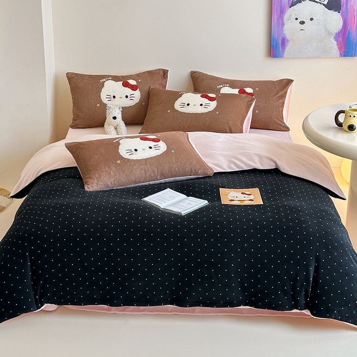 91家纺网 家纺一手货源 找家纺 桃子家居 2025新款A类ins数码印花卡通织标混搭大版加厚牛奶绒系列四件套 绒-织标可可黑白喵