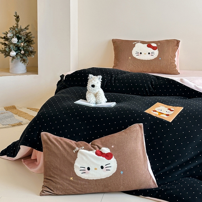 91家纺网 家纺一手货源 找家纺 桃子家居 2025新款A类ins数码印花卡通织标混搭大版加厚牛奶绒系列四件套 绒-织标可可黑白喵