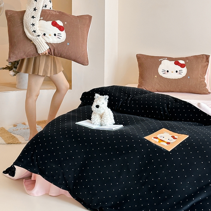 91家纺网 家纺一手货源 找家纺 桃子家居 2025新款A类ins数码印花卡通织标混搭大版加厚牛奶绒系列四件套 绒-织标可可黑白喵