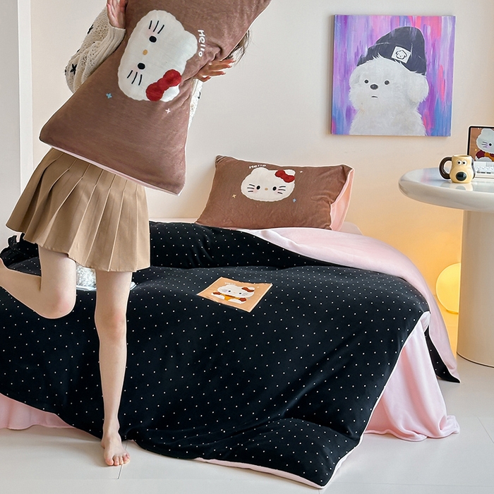 91家纺网 家纺一手货源 找家纺 桃子家居 2025新款A类ins数码印花卡通织标混搭大版加厚牛奶绒系列四件套 绒-织标可可黑白喵