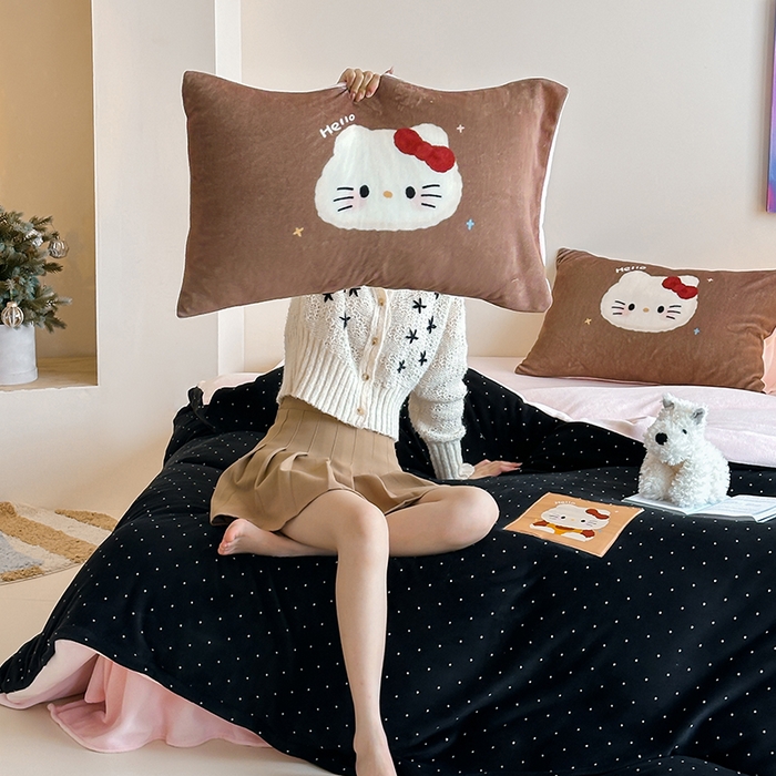 91家纺网 家纺一手货源 找家纺 桃子家居 2025新款A类ins数码印花卡通织标混搭大版加厚牛奶绒系列四件套 绒-织标可可黑白喵