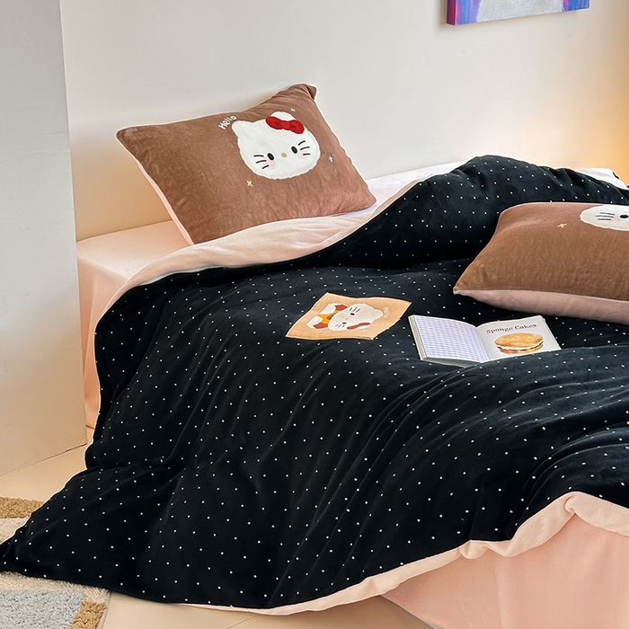 91家纺网 家纺一手货源 找家纺 桃子家居 2025新款A类ins数码印花卡通织标混搭大版加厚牛奶绒系列四件套 绒-织标可可黑白喵