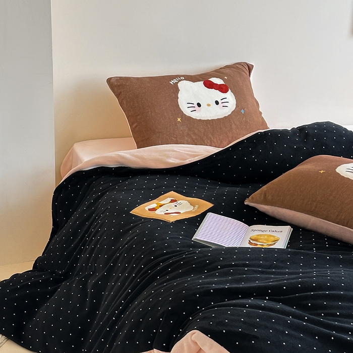 91家纺网 家纺一手货源 找家纺 桃子家居 2025新款A类ins数码印花卡通织标混搭大版加厚牛奶绒系列四件套 绒-织标可可黑白喵