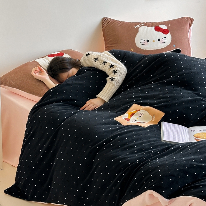 91家纺网 家纺一手货源 找家纺 桃子家居 2025新款A类ins数码印花卡通织标混搭大版加厚牛奶绒系列四件套 绒-织标可可黑白喵