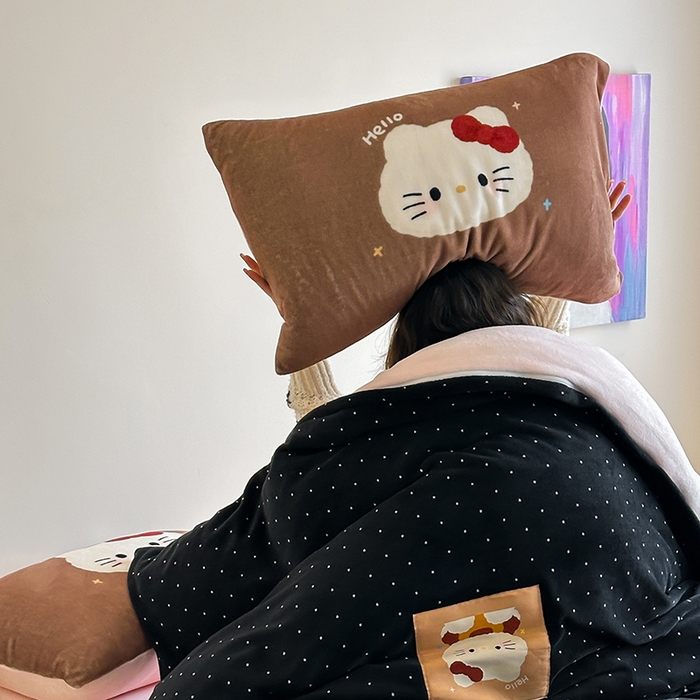 91家纺网 家纺一手货源 找家纺 桃子家居 2025新款A类ins数码印花卡通织标混搭大版加厚牛奶绒系列四件套 绒-织标可可黑白喵