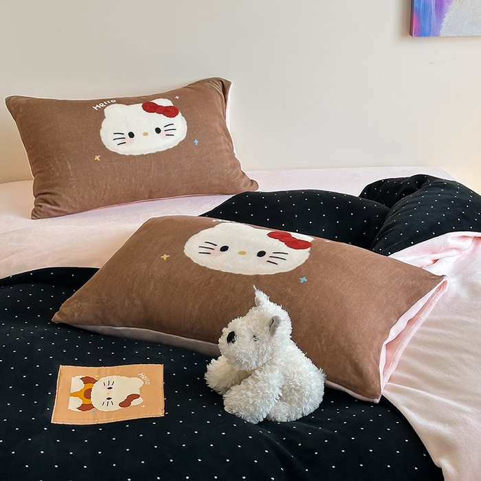 91家纺网 家纺一手货源 找家纺 桃子家居 2025新款A类ins数码印花卡通织标混搭大版加厚牛奶绒系列四件套 绒-织标可可黑白喵