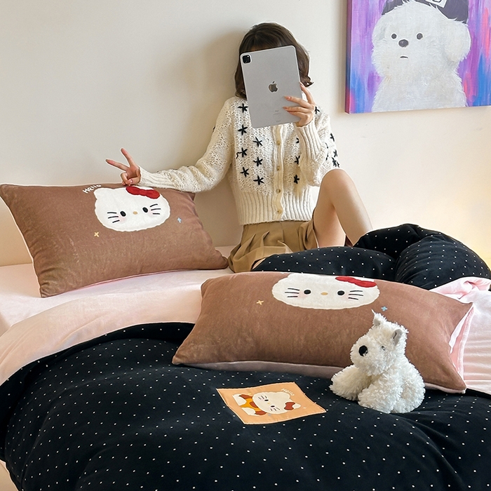 91家纺网 家纺一手货源 找家纺 桃子家居 2025新款A类ins数码印花卡通织标混搭大版加厚牛奶绒系列四件套 绒-织标可可黑白喵