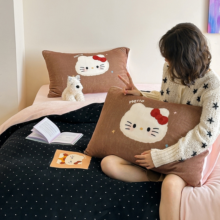 91家纺网 家纺一手货源 找家纺 桃子家居 2025新款A类ins数码印花卡通织标混搭大版加厚牛奶绒系列四件套 绒-织标可可黑白喵