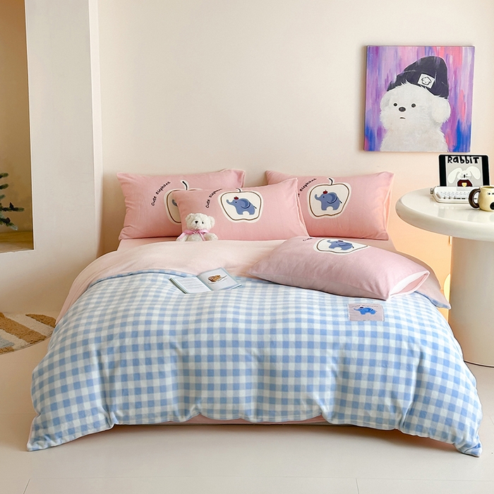 桃子家居 2025新款A类ins数码印花卡通织标混搭大版加厚牛奶绒系列四件套 绒-织标蓝粉象