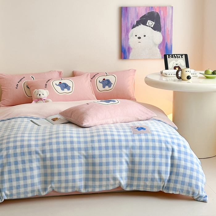 91家纺网 家纺一手货源 找家纺 桃子家居 2025新款A类ins数码印花卡通织标混搭大版加厚牛奶绒系列四件套 绒-织标蓝粉象