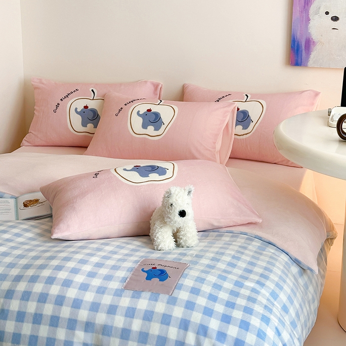 91家纺网 家纺一手货源 找家纺 桃子家居 2025新款A类ins数码印花卡通织标混搭大版加厚牛奶绒系列四件套 绒-织标蓝粉象