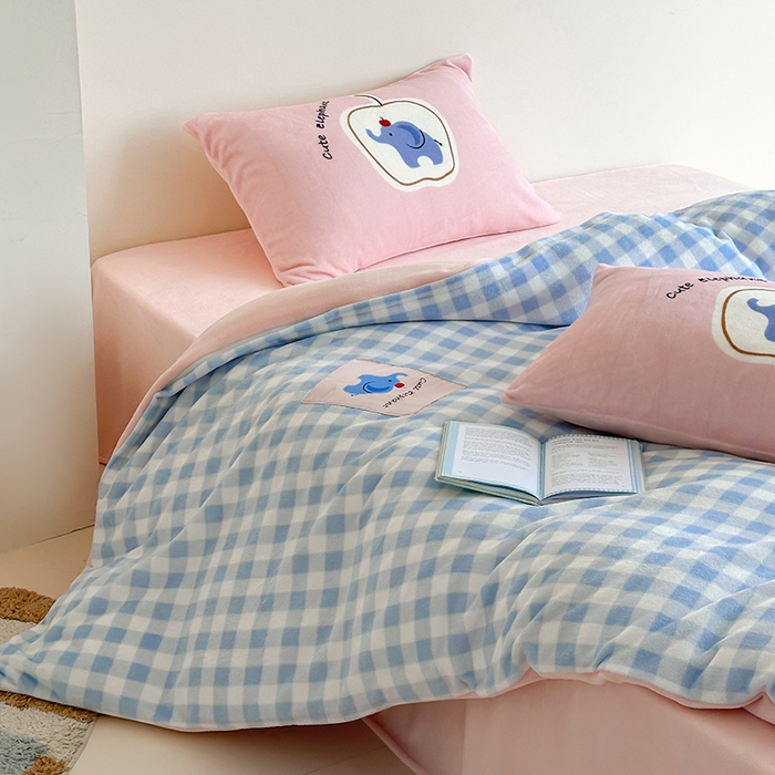 91家纺网 家纺一手货源 找家纺 桃子家居 2025新款A类ins数码印花卡通织标混搭大版加厚牛奶绒系列四件套 绒-织标蓝粉象