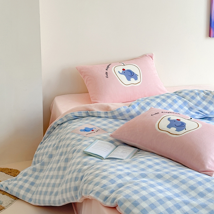 91家纺网 家纺一手货源 找家纺 桃子家居 2025新款A类ins数码印花卡通织标混搭大版加厚牛奶绒系列四件套 绒-织标蓝粉象