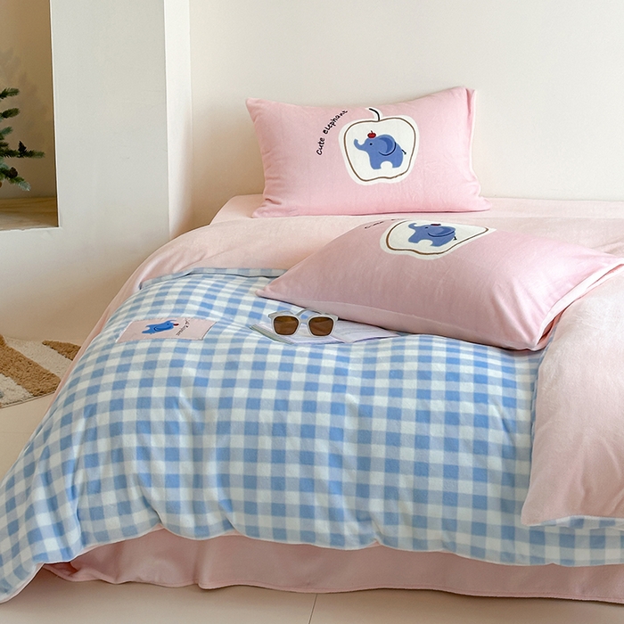 91家纺网 家纺一手货源 找家纺 桃子家居 2025新款A类ins数码印花卡通织标混搭大版加厚牛奶绒系列四件套 绒-织标蓝粉象