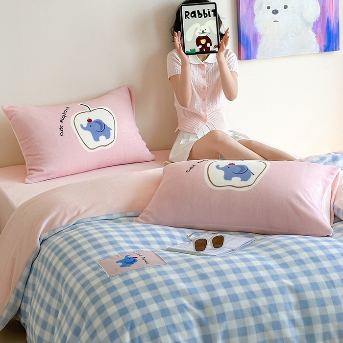 91家纺网 家纺一手货源 找家纺 桃子家居 2025新款A类ins数码印花卡通织标混搭大版加厚牛奶绒系列四件套 绒-织标蓝粉象