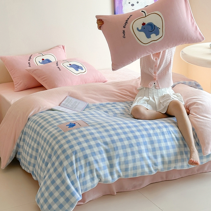 91家纺网 家纺一手货源 找家纺 桃子家居 2025新款A类ins数码印花卡通织标混搭大版加厚牛奶绒系列四件套 绒-织标蓝粉象