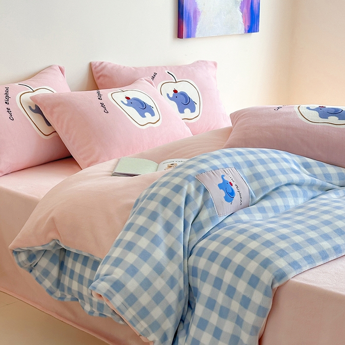 91家纺网 家纺一手货源 找家纺 桃子家居 2025新款A类ins数码印花卡通织标混搭大版加厚牛奶绒系列四件套 绒-织标蓝粉象