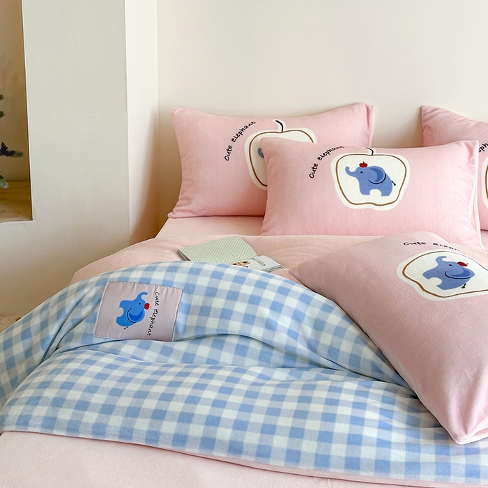 91家纺网 家纺一手货源 找家纺 桃子家居 2025新款A类ins数码印花卡通织标混搭大版加厚牛奶绒系列四件套 绒-织标蓝粉象