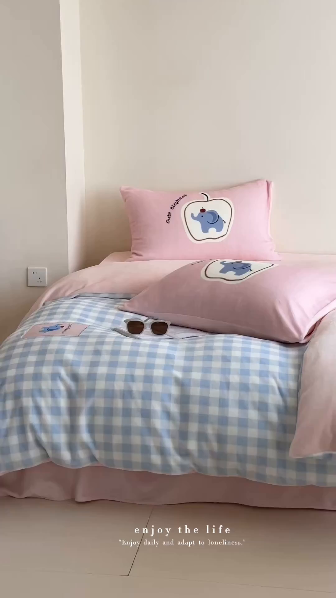 91家纺网 家纺一手货源 找家纺 桃子家居 2025新款A类ins数码印花卡通织标混搭大版加厚牛奶绒系列四件套 绒-织标蓝粉象