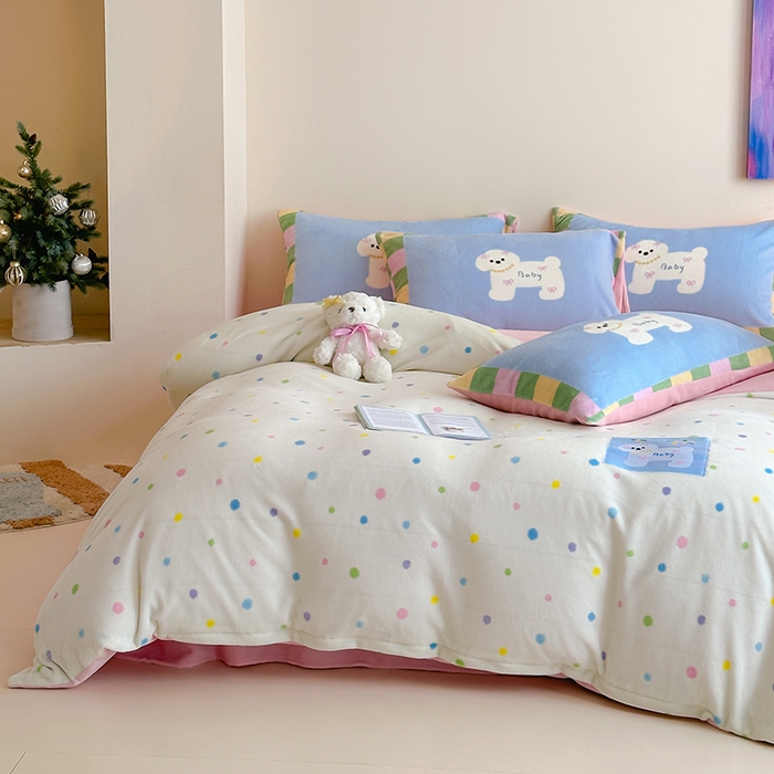 91家纺网 家纺一手货源 找家纺 桃子家居 2025新款A类ins数码印花卡通织标混搭大版加厚牛奶绒系列四件套 绒-织标浪漫烟花狗