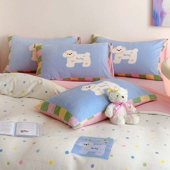 91家纺网 家纺一手货源 找家纺 桃子家居 2025新款A类ins数码印花卡通织标混搭大版加厚牛奶绒系列四件套 绒-织标浪漫烟花狗