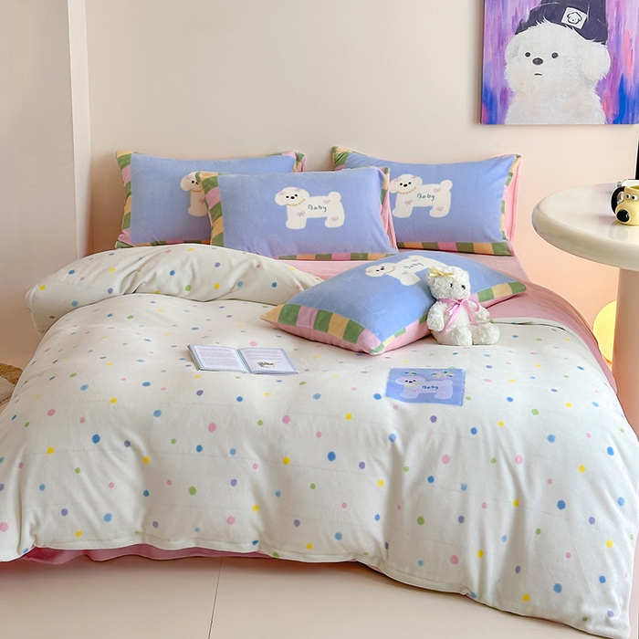 91家纺网 家纺一手货源 找家纺 桃子家居 2025新款A类ins数码印花卡通织标混搭大版加厚牛奶绒系列四件套 绒-织标浪漫烟花狗