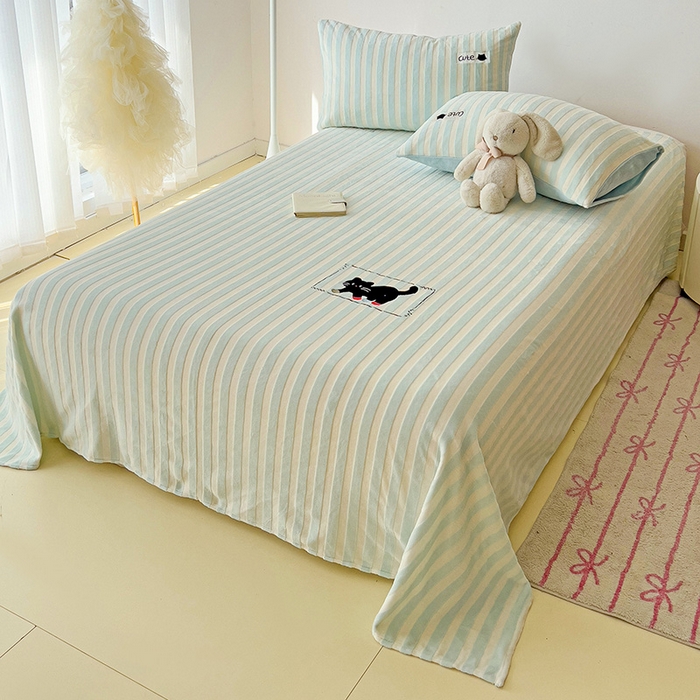 91家纺网 家纺一手货源 找家纺 繁花家居 2025新款经典条纹系列绣花牛奶绒单品床单床笠床单床笠单件 床单-蓝条小猫