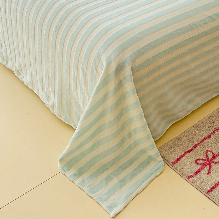 91家纺网 家纺一手货源 找家纺 繁花家居 2025新款经典条纹系列绣花牛奶绒单品床单床笠床单床笠单件 床单-蓝条小猫