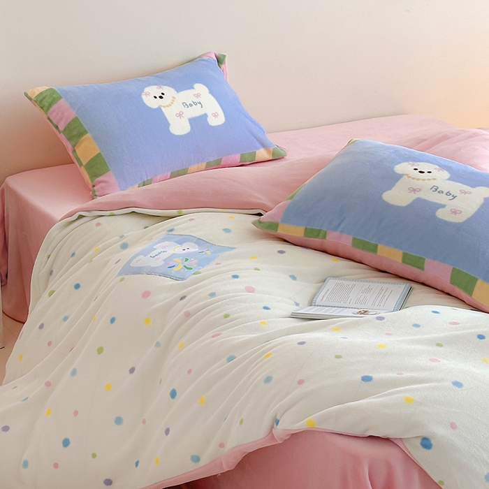 91家纺网 家纺一手货源 找家纺 桃子家居 2025新款A类ins数码印花卡通织标混搭大版加厚牛奶绒系列四件套 绒-织标浪漫烟花狗